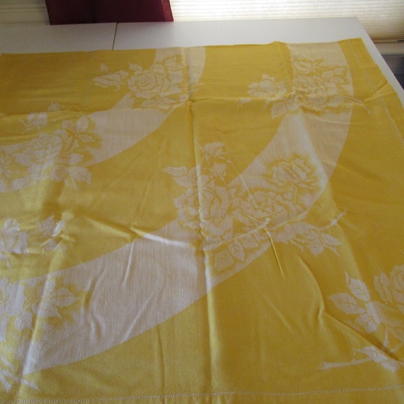 4 Gold & white Rose embossed cloth napkins and Tablecloth - Picture 9 of 15